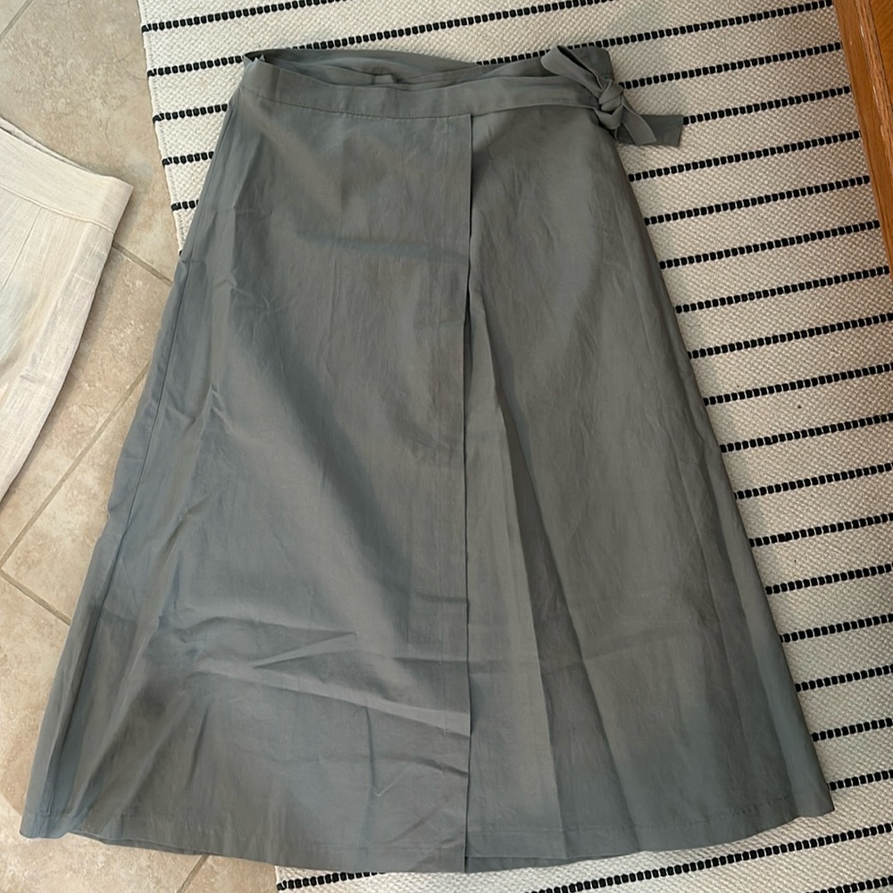 Gray symmetrical midi skirt